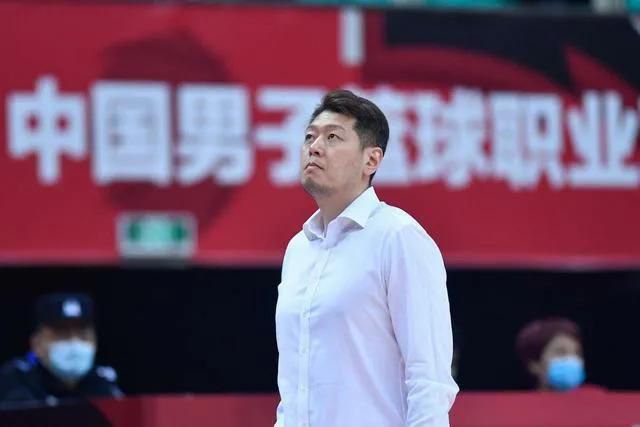 可这是堂屋，边上还有这么多长辈在。
